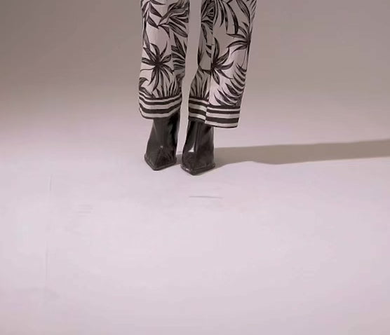 combinaison-a-manches-courtes-avec-motif-tropical-en-noir-et-blanc_f128204f-bb8e-4b17-a9f1-5d3be11205d8