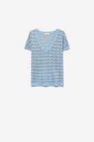 Q2 Pull à manches courtes et col en V en maille fine avec motif chevron bleu clair