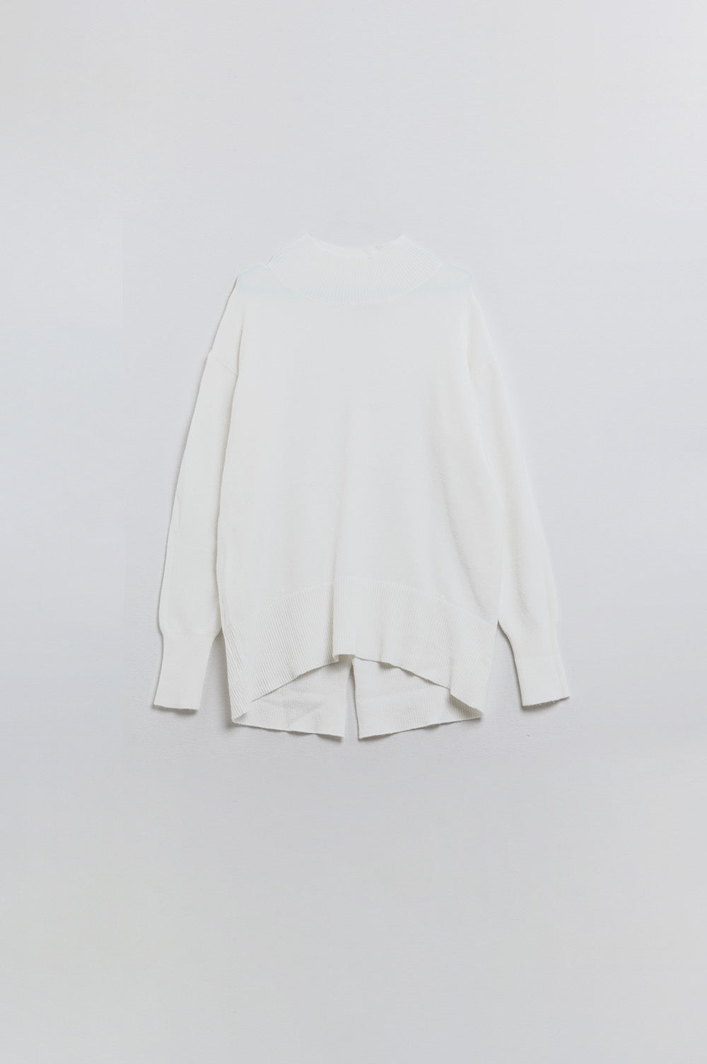 Q2 Pull blanc ample avec dos ouvert