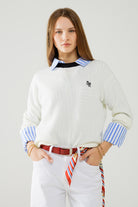Q2 Pull blanc avec col contrasté et logo love sur la poitrine
