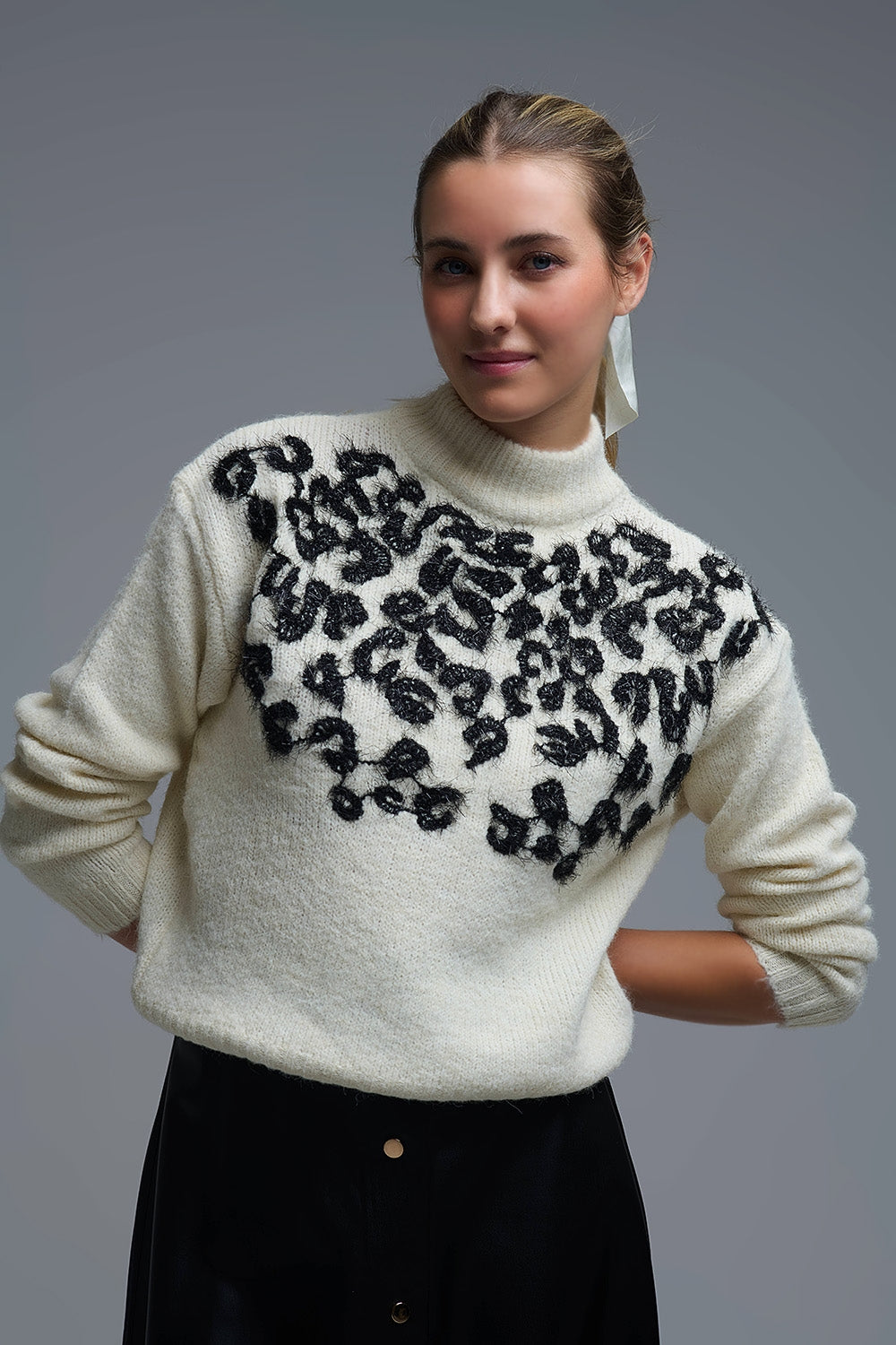 Q2 Pull blanc en tricot avec motif abstrait