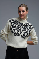 Q2 Pull blanc en tricot avec motif abstrait