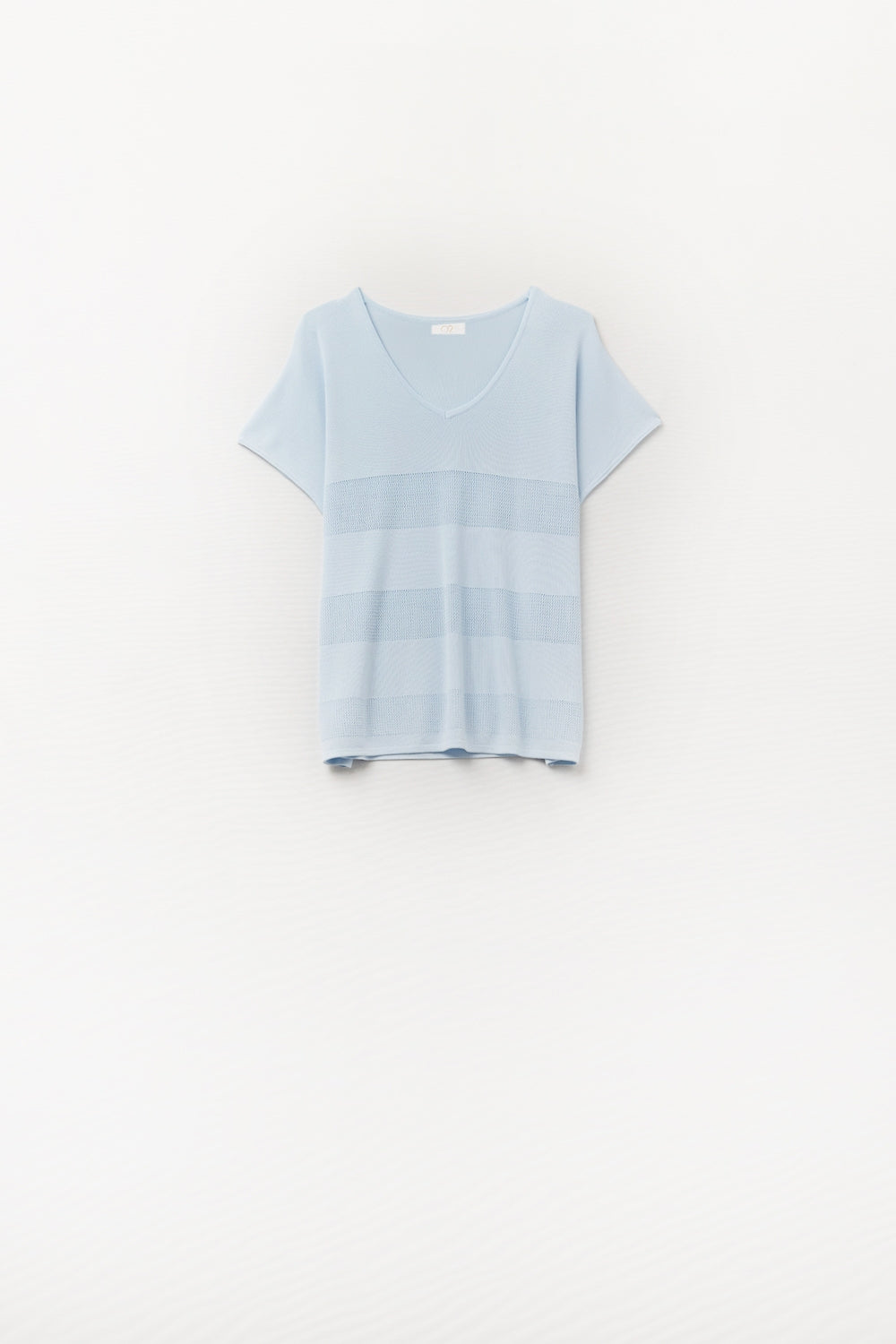 Q2 Pull col en V bleu bébé avec détail en maille ajourée