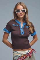 Q2 pull c™telŽ marron chic avec dŽtails en denim