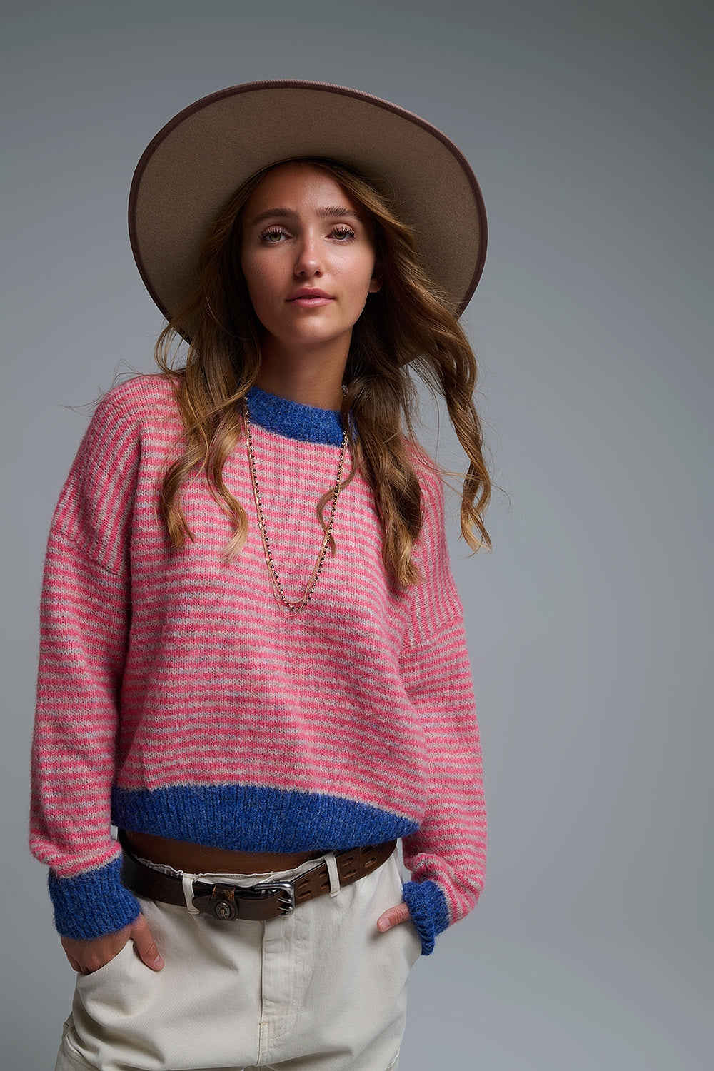 Q2 Pull en tricot à rayures vives avec détails en bleu marine