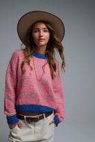 Q2 Pull en tricot à rayures vives avec détails en bleu marine