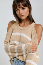 Q2 Pull Heather avec épaules dénudées et rayures horizontales en beige