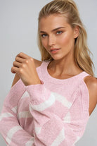 Q2 Pull Heather avec Épaules Ouvertes et Rayures Horizontales en Rose