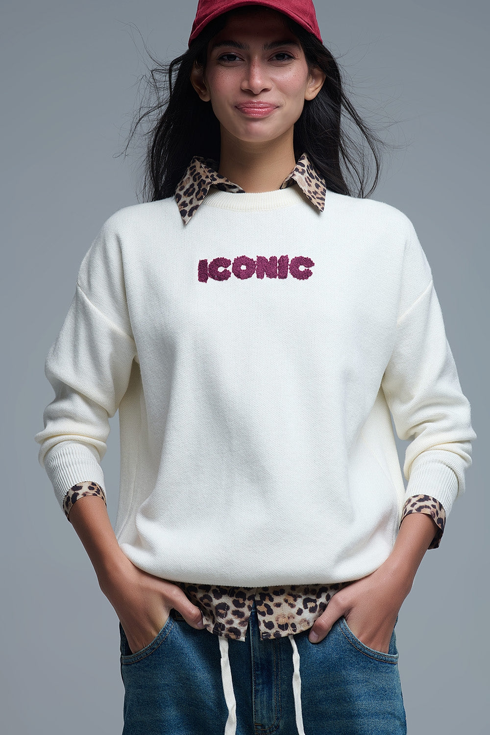 Q2 Pull ICONIC brodé avec imprimé Global Tour dans le dos en crème