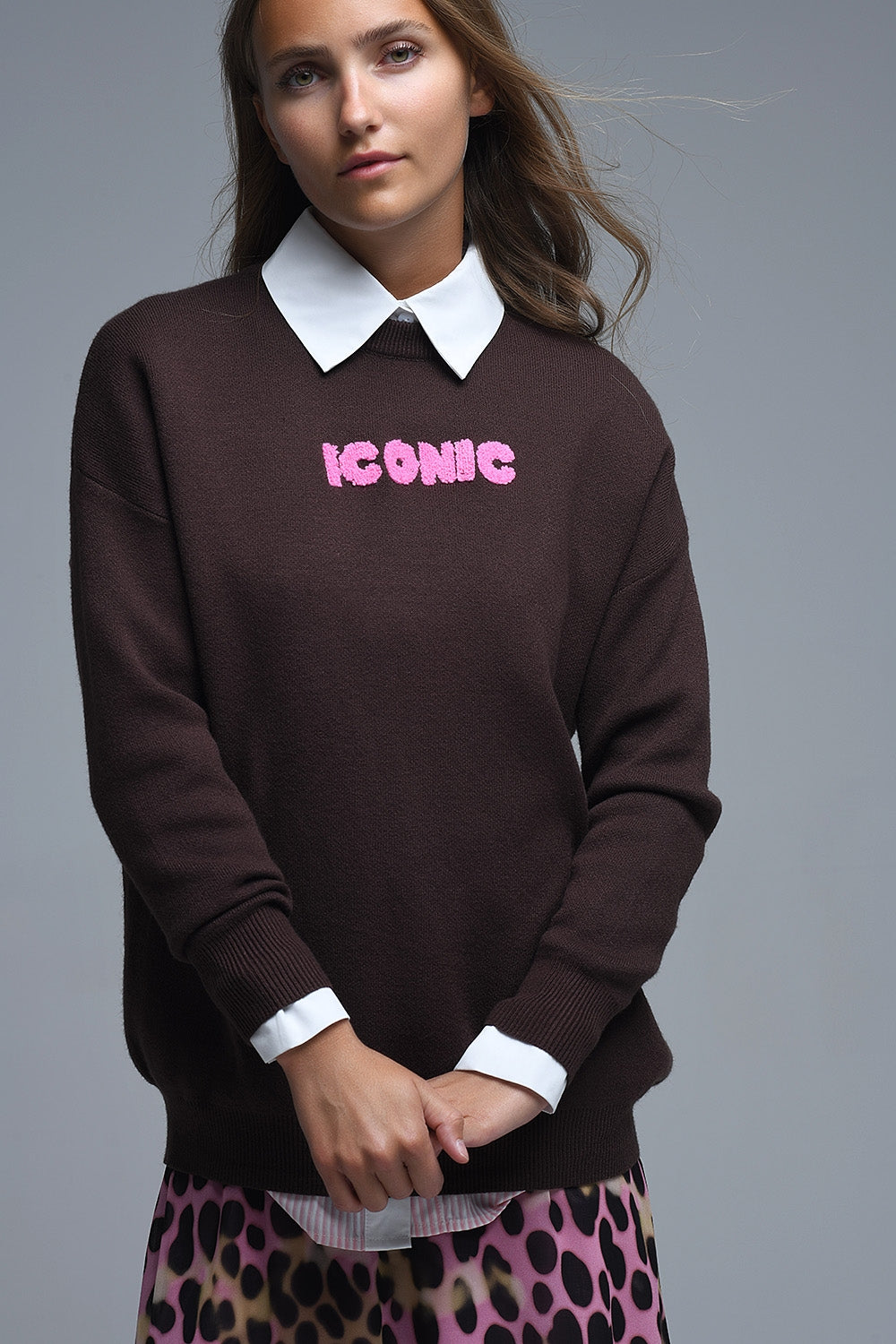 Q2 Pull ICONIC brodé avec imprimé Global Tour dans le dos