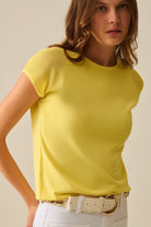 Q2 Pull jaune à manches courtes avec maille sur l'épaule