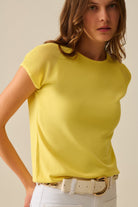 Q2 Pull jaune à manches courtes avec maille sur l'épaule