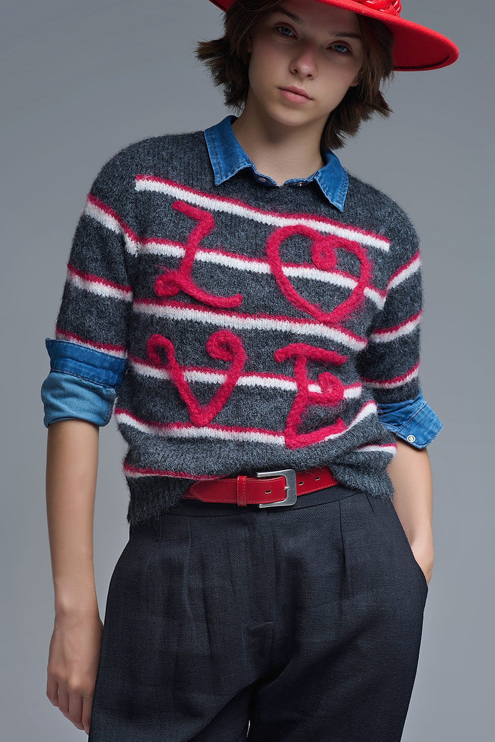 Q2 Pull Love brodé à manches courtes en gris foncé