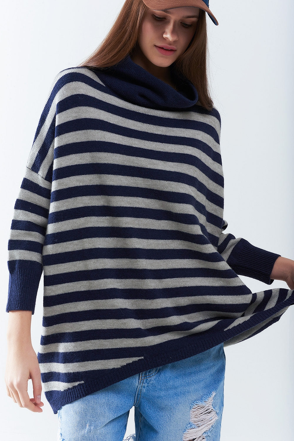 Pull oversize à col montant avec ailes de chauve-souris et rayures en bleu marine et gris