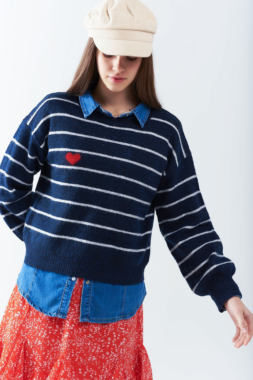 Pull rayé bleu avec détail coeur rouge