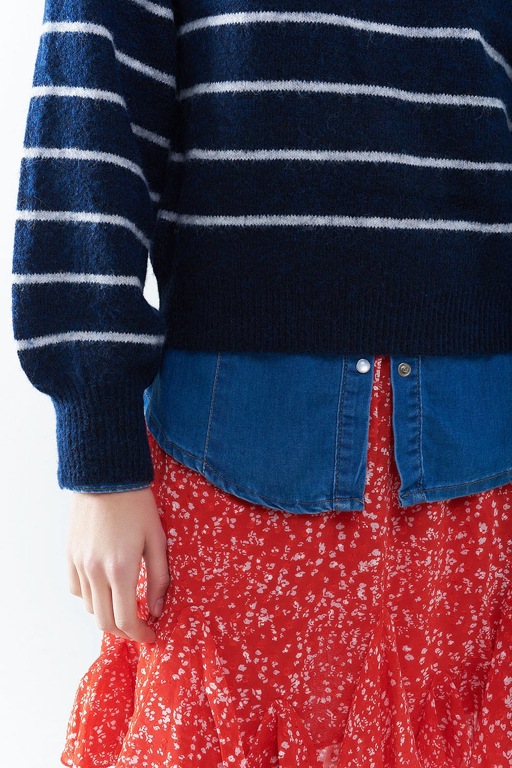 Pull rayé bleu avec détail coeur rouge