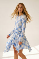 Q2 Robe asymétrique à manches longues en tissu en maille bleu
