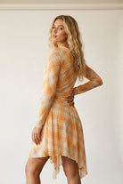 Q2 Robe asymétrique à manches longues en tissu maillé à carreaux orange