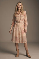 Q2 Robe-chemise midi en mousseline à imprimé floral beige avec ceinture et boutons dorés
