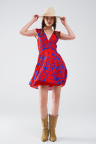 Q2 Robe courte en rouge avec imprimé floral bleu et col en V
