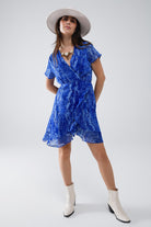 Q2 Robe courte enveloppante en imprimé animal bleu et lurex doré