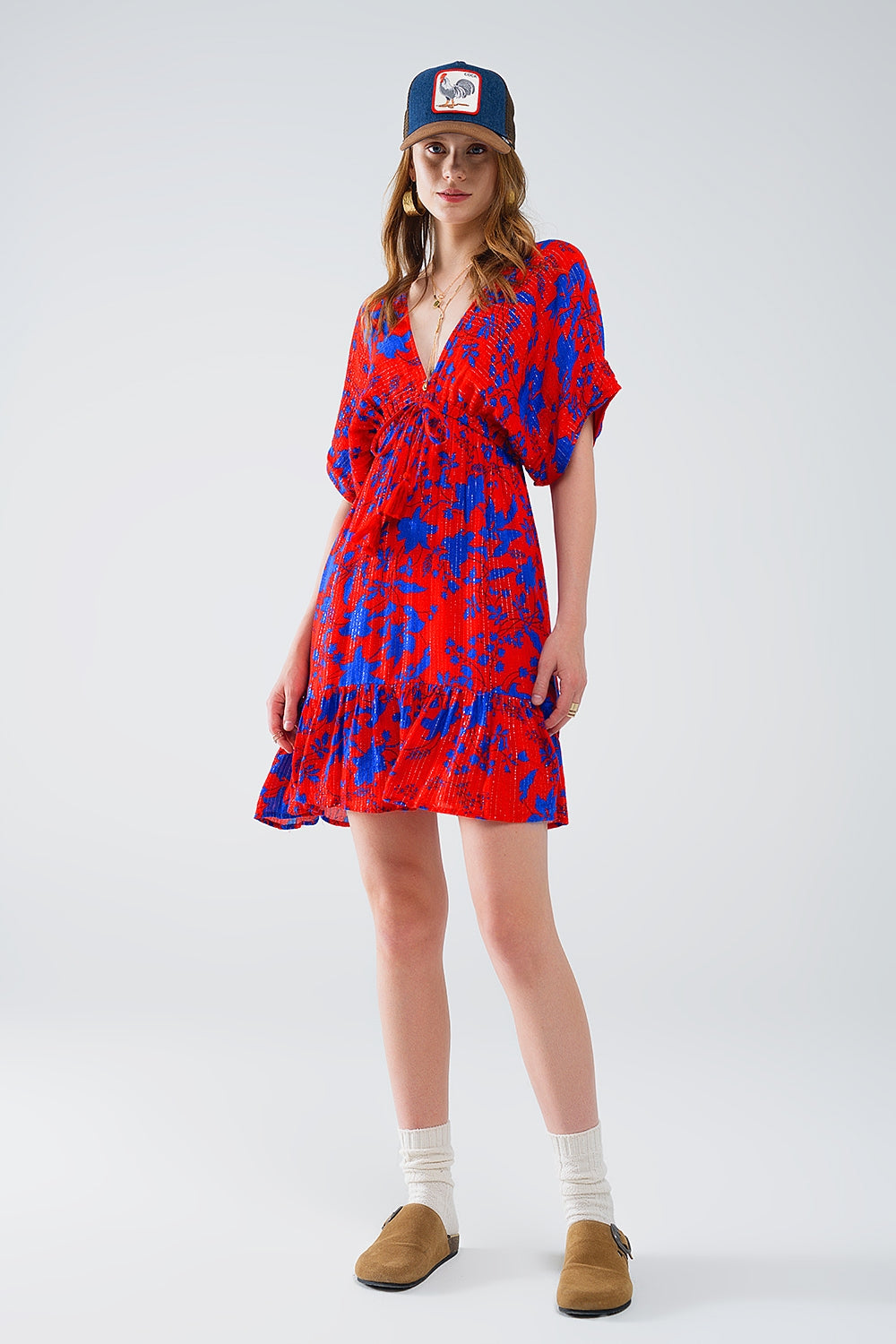 Q2 Robe courte et fluide en rouge avec imprimé floral bleu