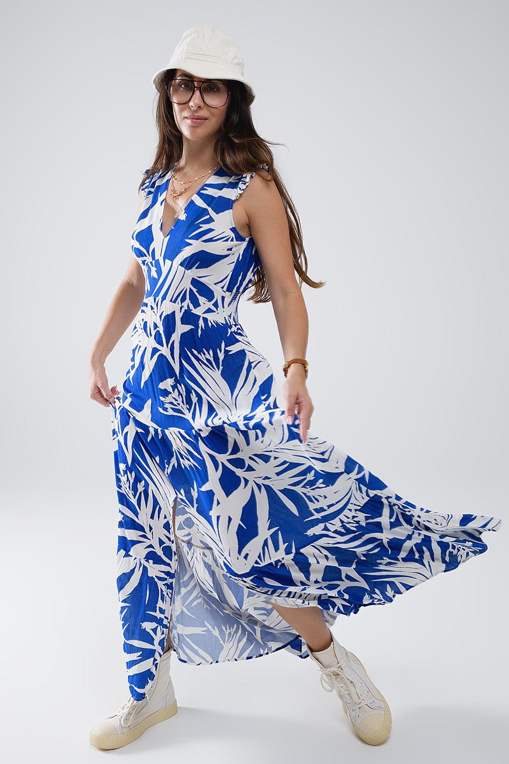 Q2 Robe longue à encolure en V et fendue imprimé tropical en bleu