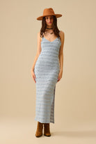 Q2 Robe longue à volants et fente en bleu