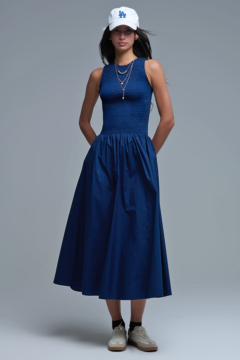 Q2 Robe longue en popeline de marine avec détails smockés