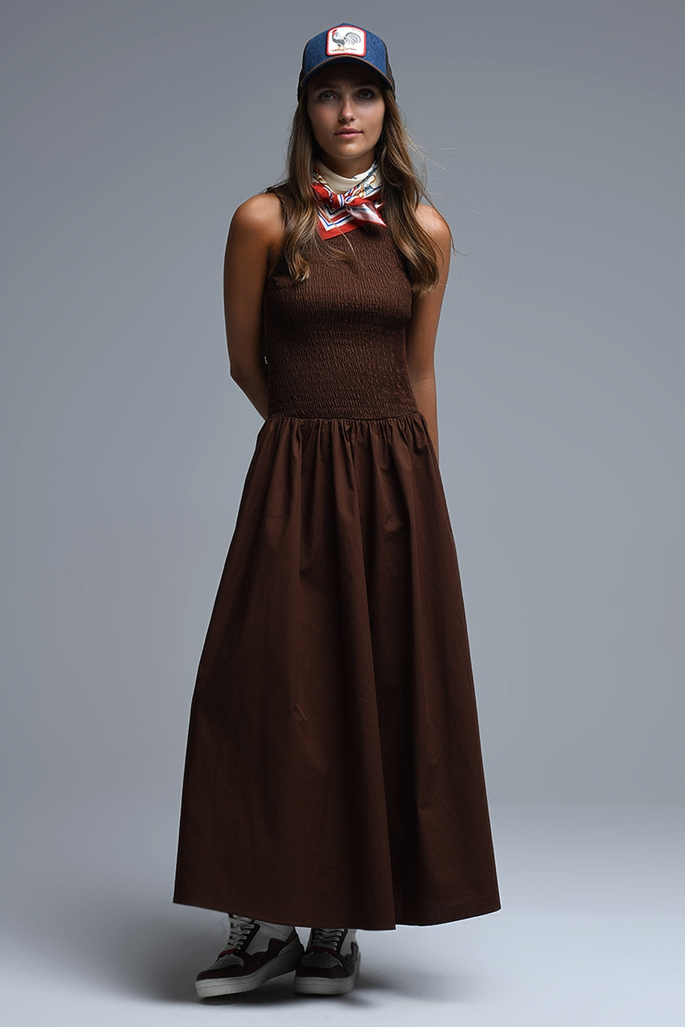 Q2 Robe longue en popeline smockée marron