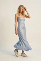 Q2 Robe longue en satin bleu clair avec fines bretelles