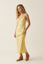 Q2 Robe maxi en satin jaune avec bretelles réglables