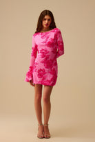 Q2 robe mini en chiffon fuchsia avec brocart floral