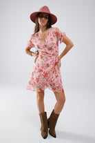 Q2 Robe portefeuille courte Plumetti à imprimé floral rose