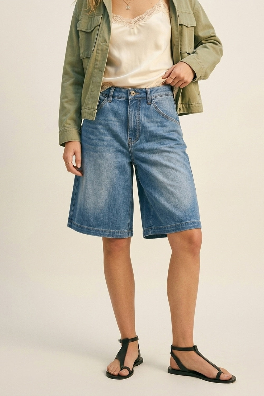 Q2 Short à jambes larges en denim bleu légèrement délavé
