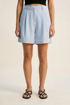 Q2 Short bleu clair à plis et jambes larges avec passants de ceinture
