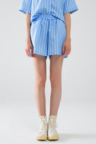 Q2 Short fluide rayé bleu