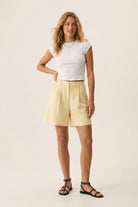 Q2 Short jaune à plis de coupe évasée avec passants de ceinture