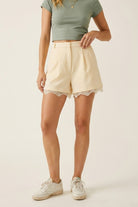 Q2 shorts sur mesure jaune beurre avec détail de bordure en dentelle