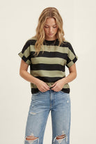 Q2 T-shirt à rayures noir et vert olive en tissu satin