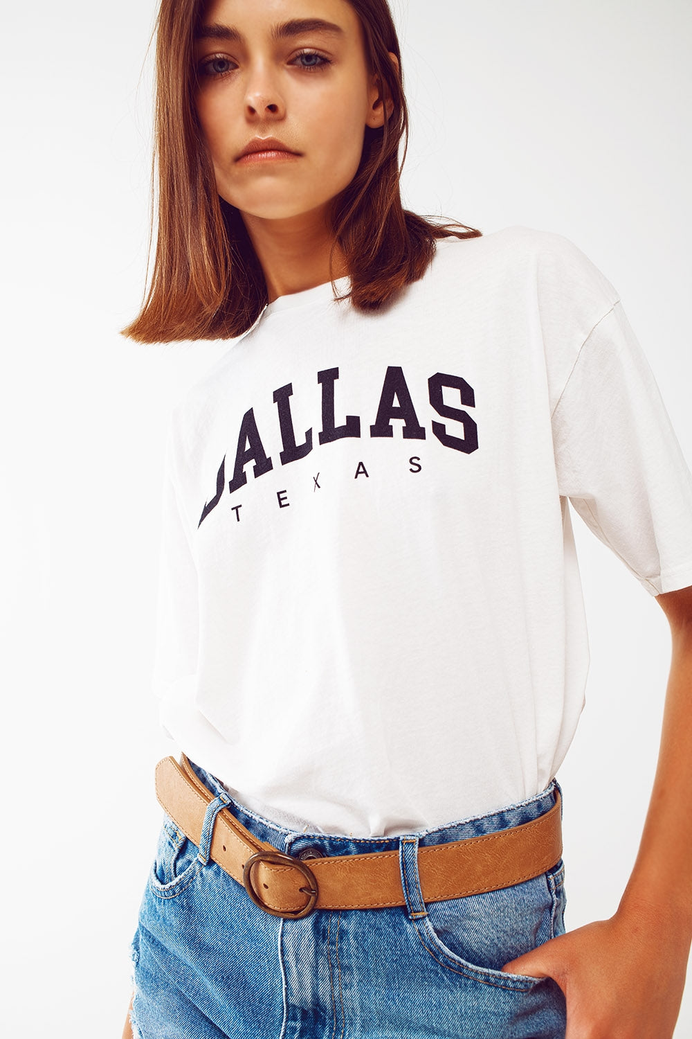 T-shirt avec le texte Dallas Texas en blanc 