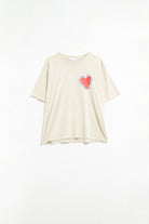 Q2 T-shirt beige décontracté avec un motif en forme de cœur sur le devant et dans le dos.