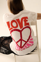 Q2 T-shirt blanc avec le logo Love is Air et le cœur avec le symbole de la paix