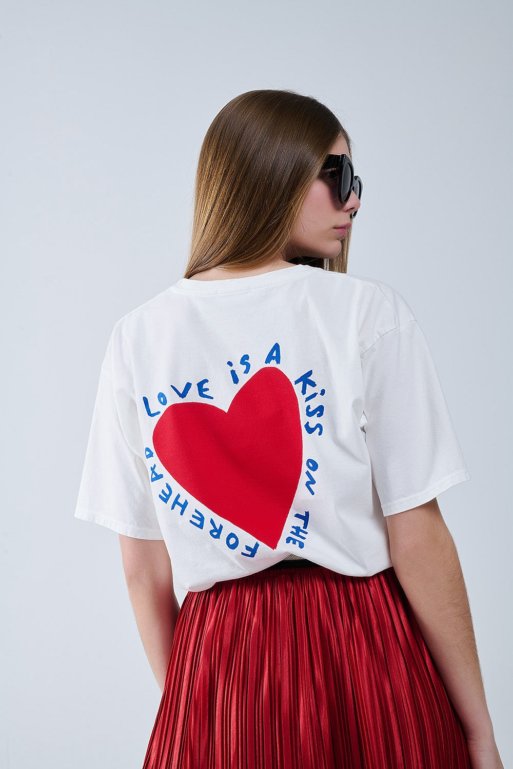 T-shirt blanc décontracté avec un motif de cœur sur le devant et dans le dos 