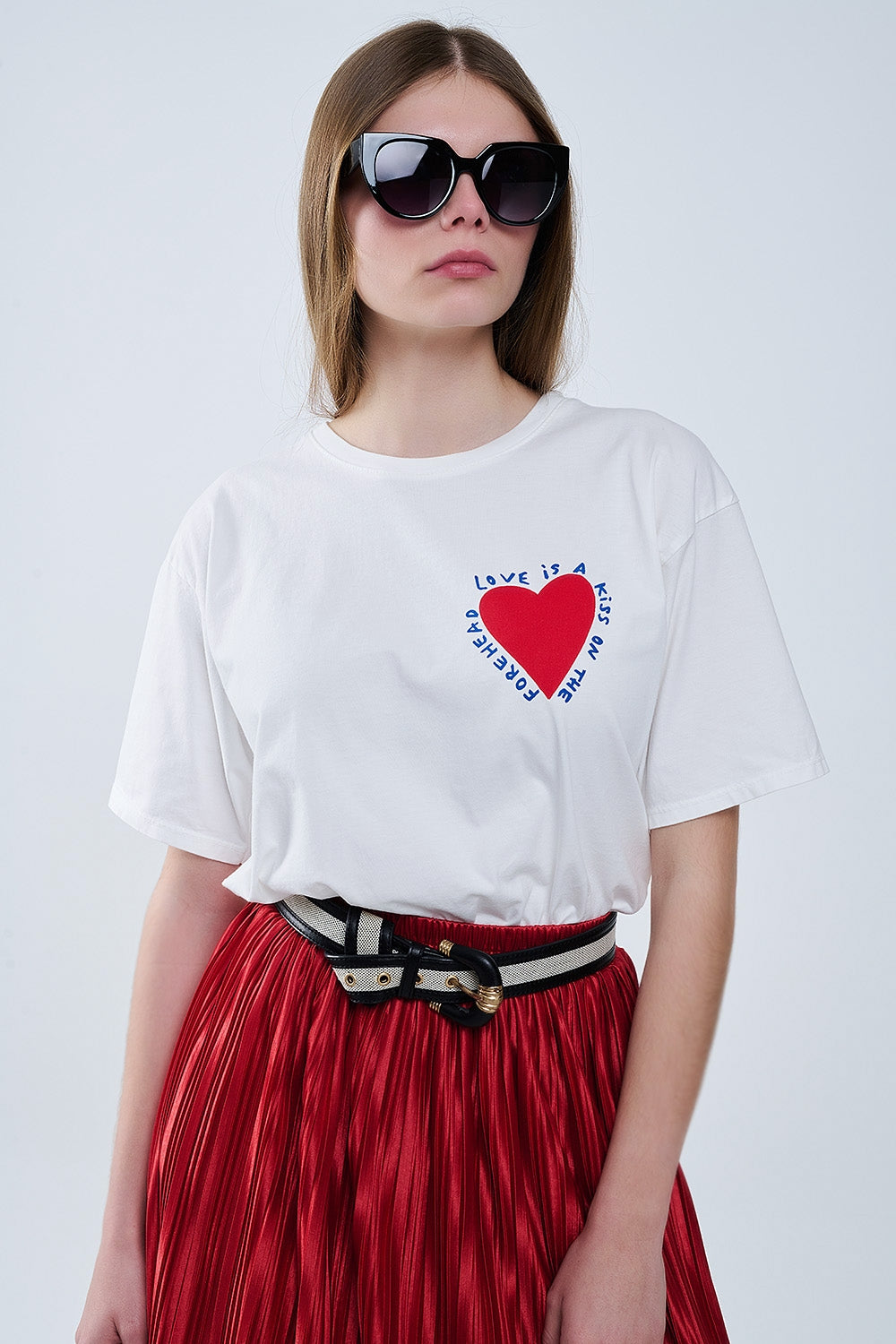 T-shirt blanc décontracté avec un motif de cœur sur le devant et dans le dos 