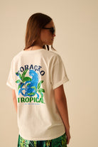 Q2 T-shirt blanche fabriquée en Italie avec imprimé graphique tropical