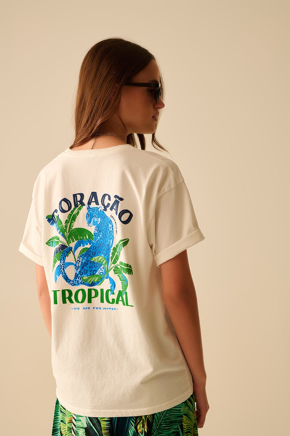 Q2 T-shirt blanche fabriquée en Italie avec imprimé graphique tropical