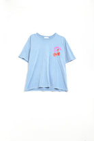 Q2 T-shirt bleu avec cerise dans le logo et les lettres