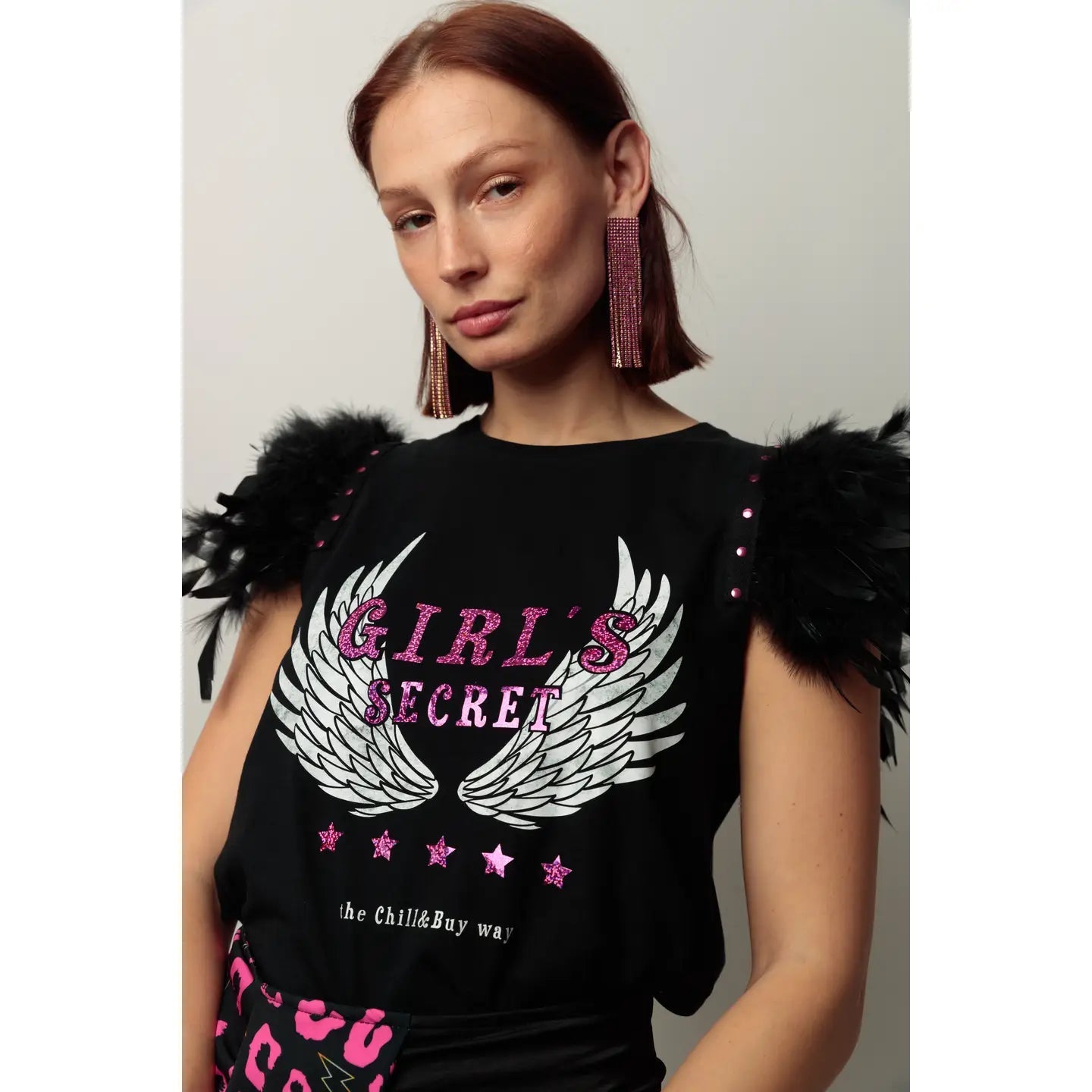 T-shirt Feathers Secret : Originalité et Glamour au Quotidien - La boutique de Nannye
