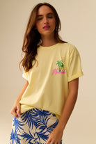 Q2 T-shirt jaune fabriquée en Italie avec motif Honolulu